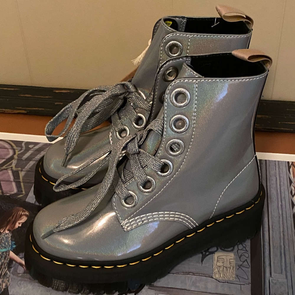 DR MARTEN VEGAN MOLLY SILVER Boots